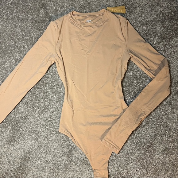 SKIMS Fits Everybody Long Sleeve Crew Neck Bodysuit - Picture 2 of 4
